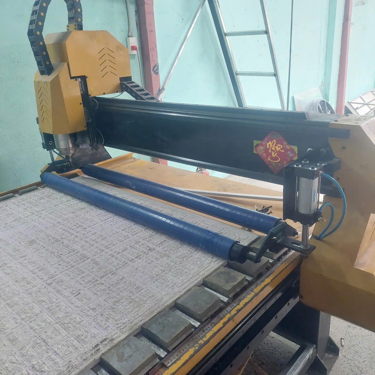 Máy cnc kèm lô tỳ phôi